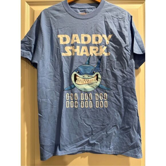 Daddy Shark T-shirt size Medium - Picture 1 of 2